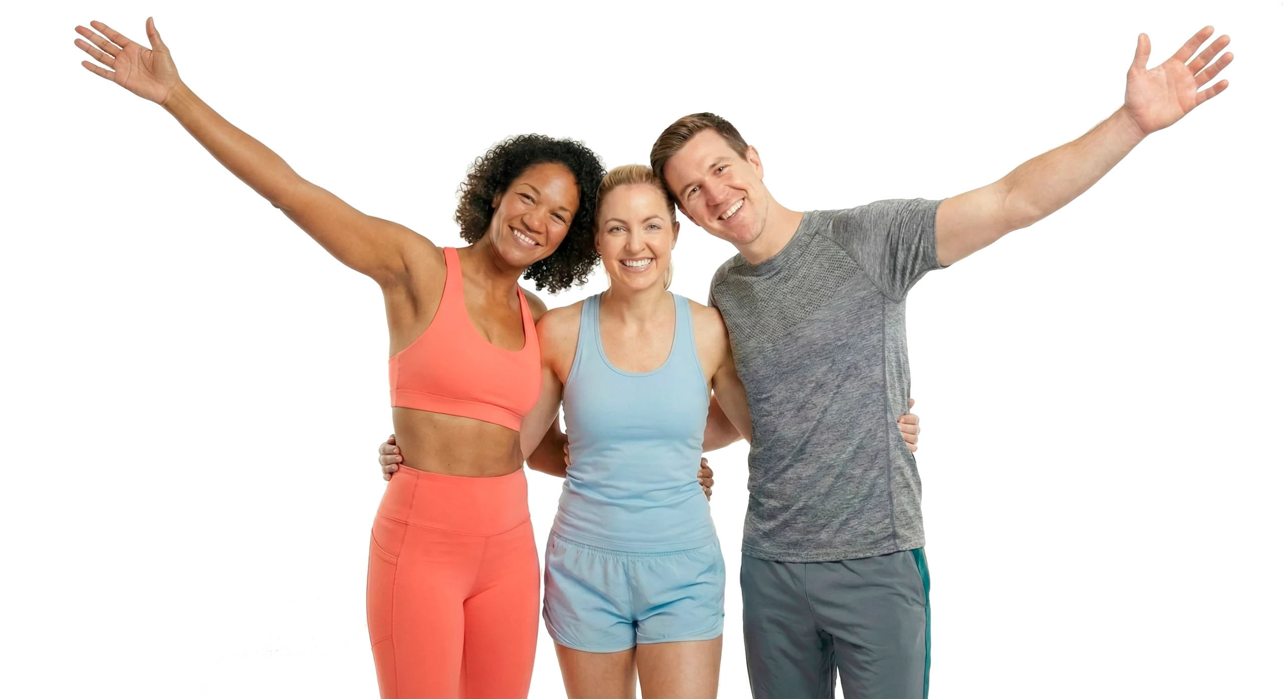 Três pessoas adultas abraçadas e sorrindo vestindo roupas de ginástica nas cores laranja, azul e cinza.