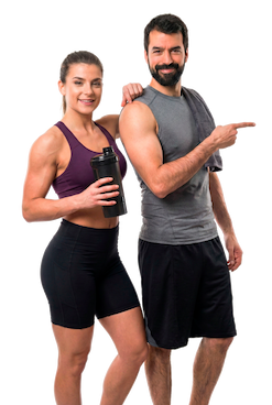 Casal fitness sorrindo na academia